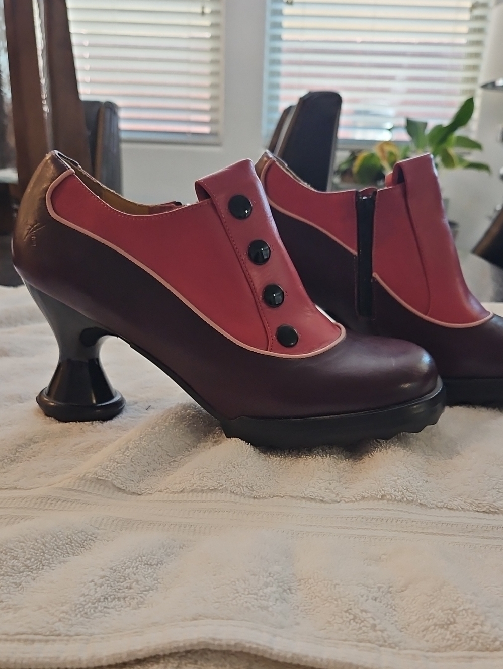 John fluevog Pink & Wine Iconic Bunny Bootie Button Accent Heels Sz 9.5